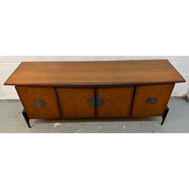 Mid-Century Modern Mid-20th-Century Helen Hobey Walnut Credenza by Baker Furniture, Attributed For Sale - Image 3 of 16