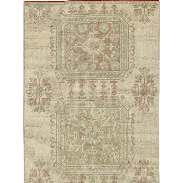 This mid-20th-century Turkish Anatolian runner presents a quiet sequence of five octagonal medallions aligned along a warm...