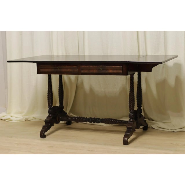 Elegant Victorian-era English table (ca. 1850-1880) in solid mahogany. It stands out for its refined craftsmanship, with...