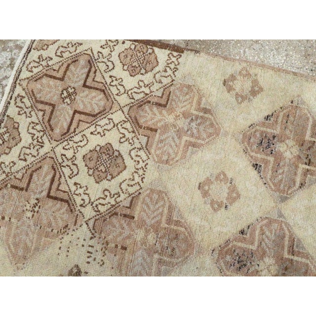 Galerie Shabab Collection Mid-20th Century Handmade Turkish Anatolian Accent Rug For Sale In New York - Image 6 of 9