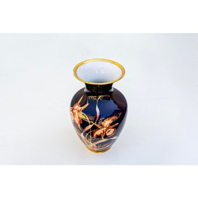 Porcelain vase with gold rim and floral decoration. Limited edition 61/384 Manufacturer Echt Schumann Cobalt 1960s This...