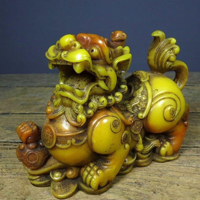Pair of Vintage Shoushan Stone Pi Xiu Figures – 5.5" Carved Guardian Beasts For Sale In Los Angeles - Image 6 of 9