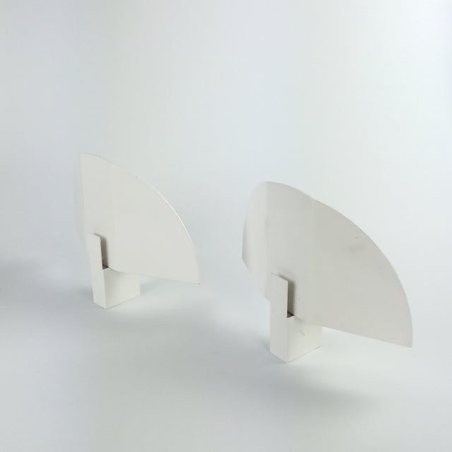 Dimensions: 26 x 6 x 21 cm (l x h x d). post-modern wall light in white lacquered metal. futuristic and minimalist design....