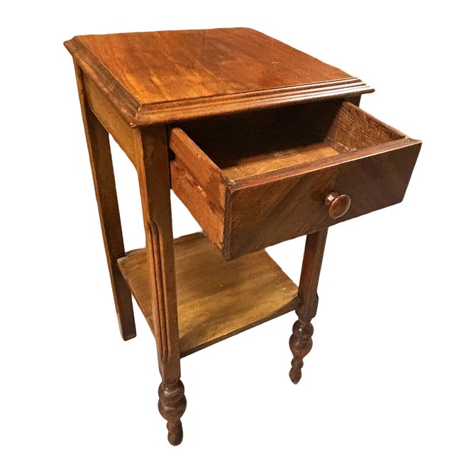 1970s Federal Style Solid Mahogany 2 Tier Bedside Nightstand Attributed Clore Furniture For Sale - Image 4 of 7