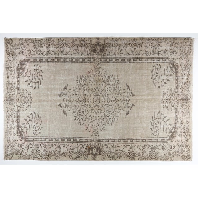 Vintage Distressed Oushak Rug – Faded Neutrals, Classic Floral Medallion This beautifully aged Oushak rug features a soft,...