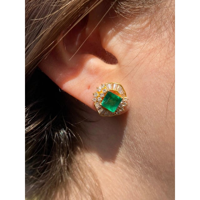 Colombian Emerald earrings in Art Deco inspired 18k yellow gold setting For Sale - Image 4 of 6