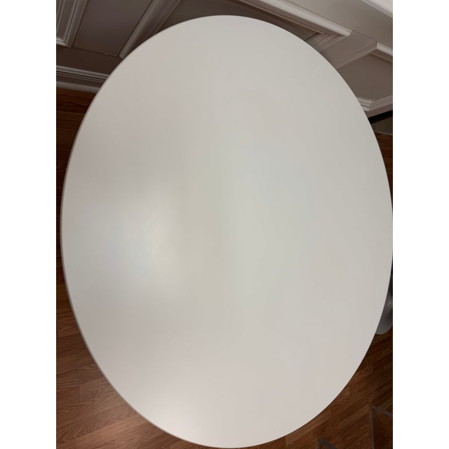 Late 20th Century Mid-Century Modern Eero Saarinen for Knoll Round White Tulip Dining Table For Sale - Image 5 of 8