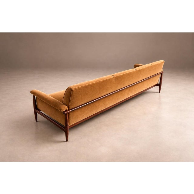 Wood “Canoa” Sofa in Brazilian Rosewood and Warm Camel Velvet, Liceu de Artes e Ofícios, Brazil, 1960s — Lot 856C For Sale - Image 7 of 18