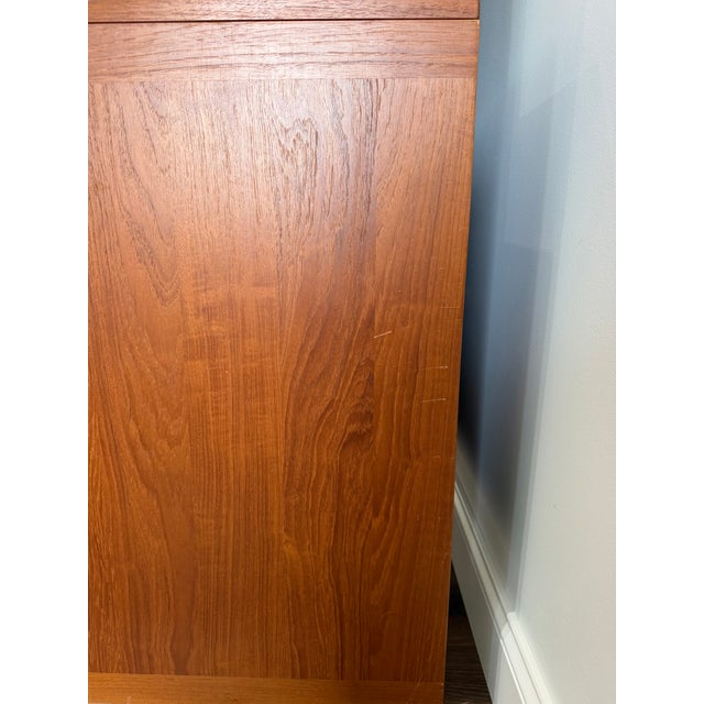 1970s Skovby Danish Modern Illuminated Teak Display & Bar Cabinet / Sideboard by Skovby Møbelfabrik For Sale - Image 17 of 18