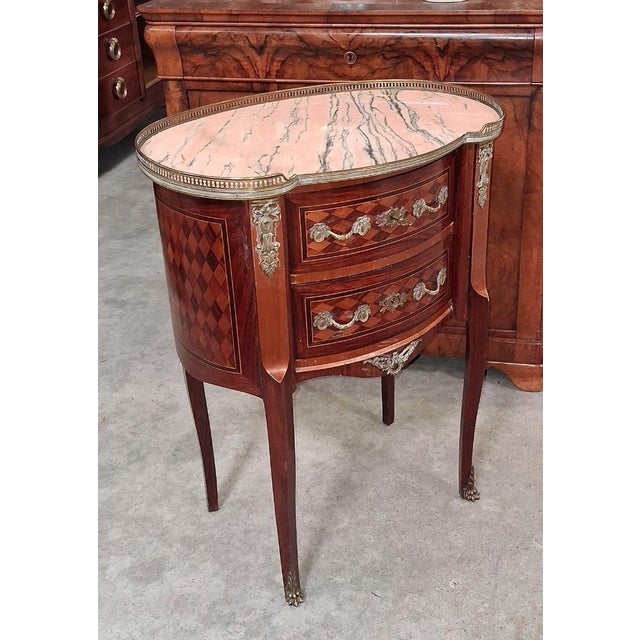 Louis XV Style Kidney-Shaped Commode in Marquetry with Pink Marble Top and Bronze Details For Sale - Image 4 of 7