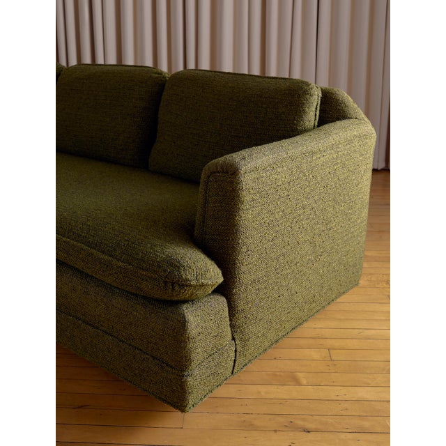 The 1960s Mid-Century Modern Green Wool Sofa in the Style of Edward Wormley For Sale In Chicago - Image 6 of 7