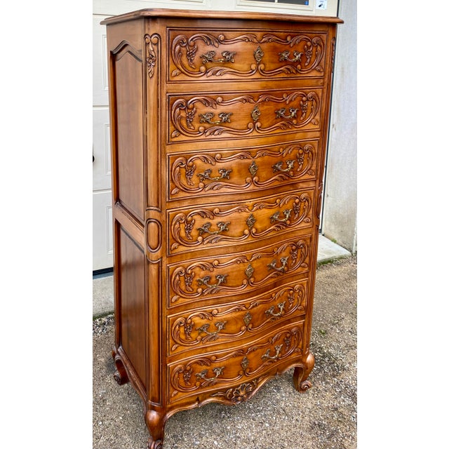 Beautiful Louis XV style chest of drawers with engraved 7 drawers in excellent condition, made of solid cherry wood....