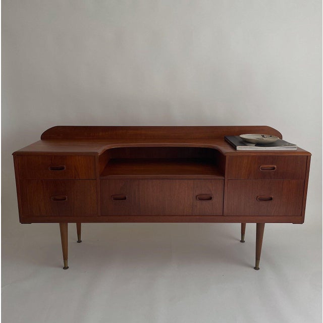 Mid-Century Modern Slimline Sideboard / Dressing Table in Teak Veneer, in Good conditions. Designed 1970 to 1979
