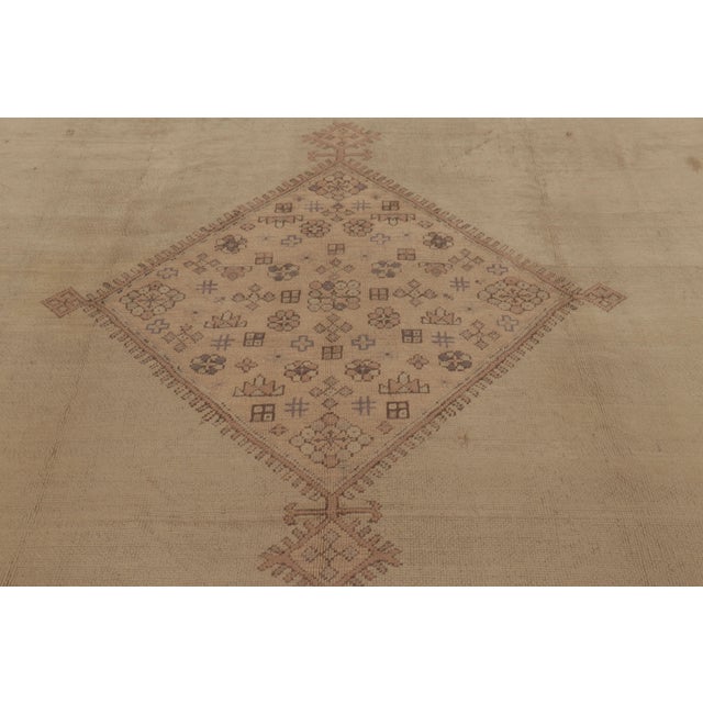 1990s Antique Oushak Rug With Grand Medallion and Open Field - Rug & Kilim For Sale - Image 5 of 8