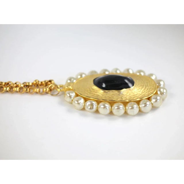 1970s 1970s Pendant Necklace With Faux Baroque Pearls For Sale - Image 5 of 8