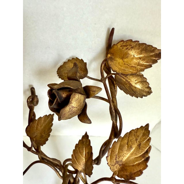 1950s Pair of Italian Florentine Hollywood Regency Gilt Metal Rose Wall Sconces For Sale - Image 9 of 11