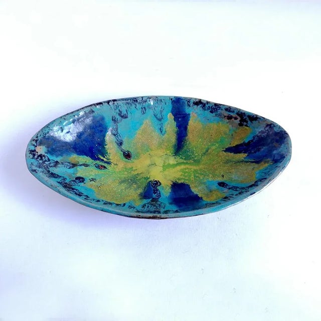 This centerpiece with three legs is signed Guido Dragani.