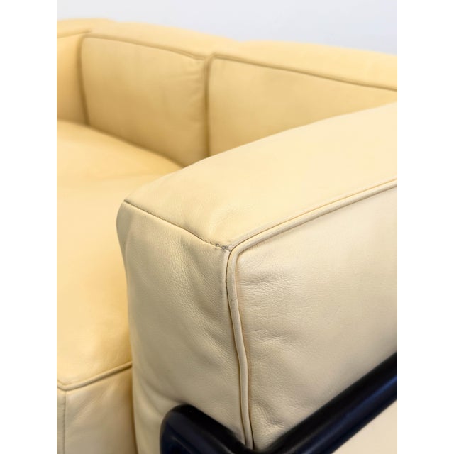 Mid-Century Modern LC2 Two-Seater Sofa in Cream Leather by Le Corbusier Perriand Jeanneret for Cassina, Italy, 2010s For Sale - Image 10 of 11