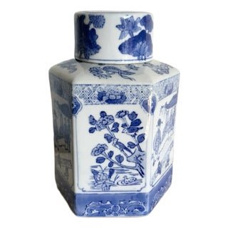 Vintage Chinese Blue and White Porcelain Ginger Jar For Sale
