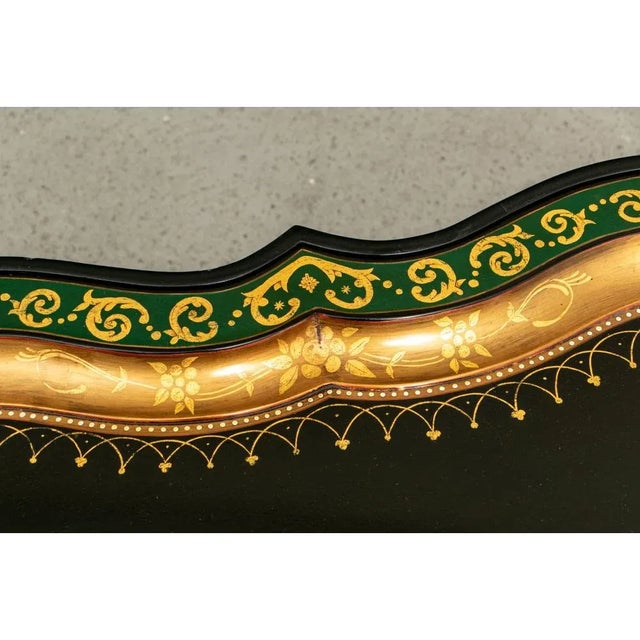 English Traditional Carved and Gilt Serpentine Tray Cocktail Table For Sale In New York - Image 6 of 8