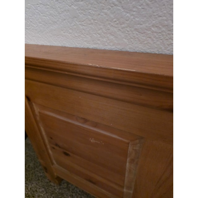 1990s Vintage Broyhill Fontana Honey Oak Queen Bed | One-Owner | Excellent Condition For Sale - Image 5 of 16