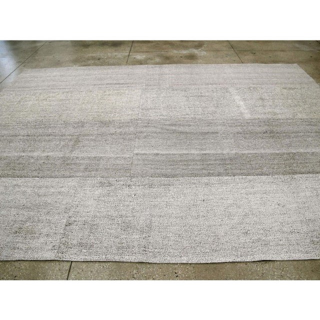 Textile Galerie Shabab Collection Mid-20th Century Handmade Turkish Flatweave Kilim Room Size Carpet For Sale - Image 7 of 10