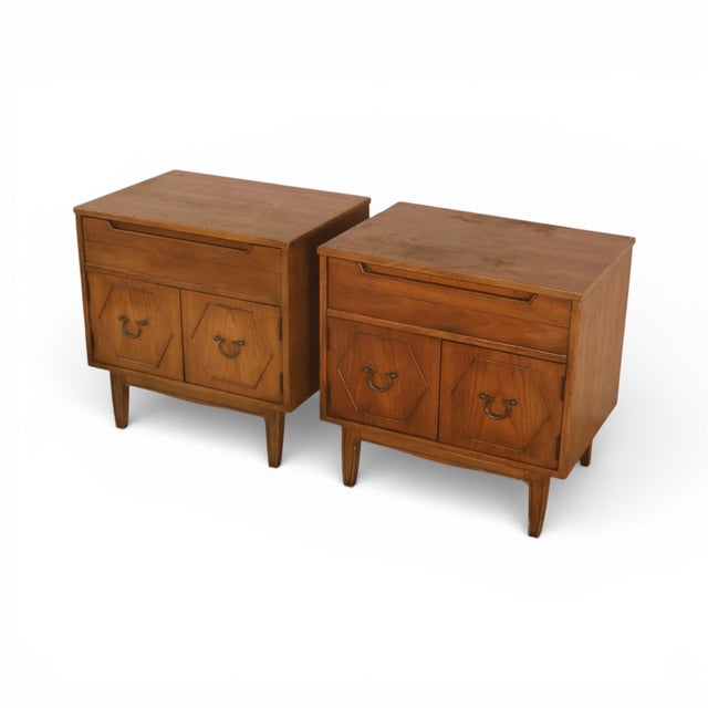 1960s Thomasville Omega Vintage Mid Century Modern Pair of Nightstands C. 1960s, Attributed For Sale - Image 5 of 10