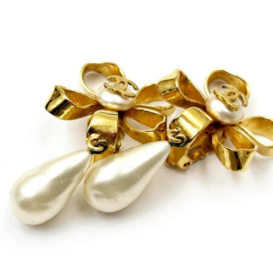Vintage Chanel Gold Plated CC Ribbon Flower Pearl Dangle