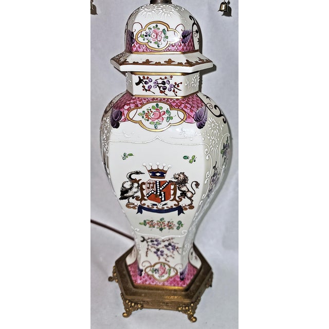 Chinese 1920s Famille Rose Samson Crested Table Lamp For Sale - Image 3 of 10