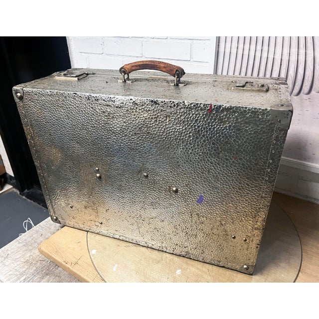 1950s German Hammered Metal Photographers Camera Suit Case 1950 For Sale - Image 5 of 13