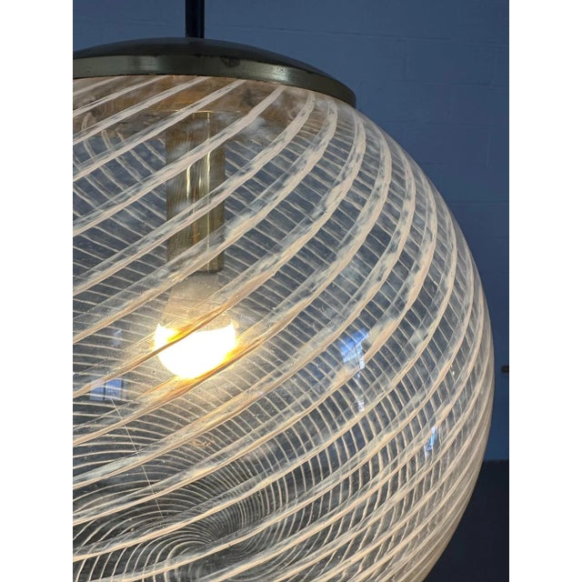 Murano Swirl Glass Pendant Light in the style of Venini, 1970s For Sale - Image 3 of 7