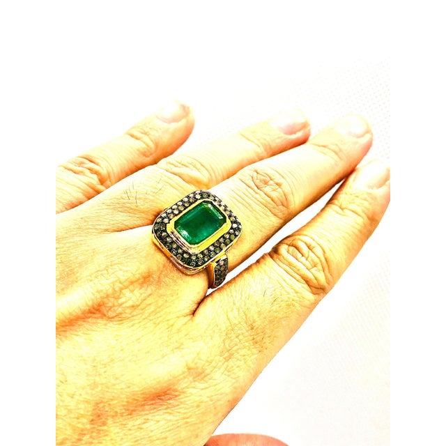 Contemporary Bochic “Capri” Vintage Natural Diamond & Emerald Vintage Retro Ring Set In 18K For Sale - Image 3 of 10