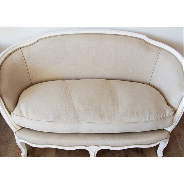 English Elegant Louis XV Painted Settee in Natural Linen With Down-Filled Cushion For Sale - Image 3 of 4