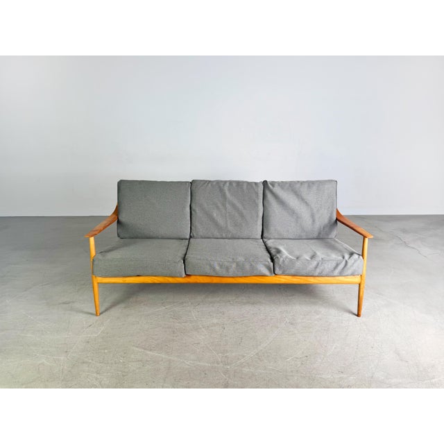 We are offering a beautiful Knoll Antimott vintage sofa from the 1950s for sale. This three-seater sofa has been...