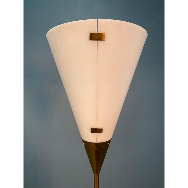 1950s Acrylic Glass and Brass Floor Lamp by Giuseppe Ostuni for Oluce, 1959 For Sale - Image 5 of 9