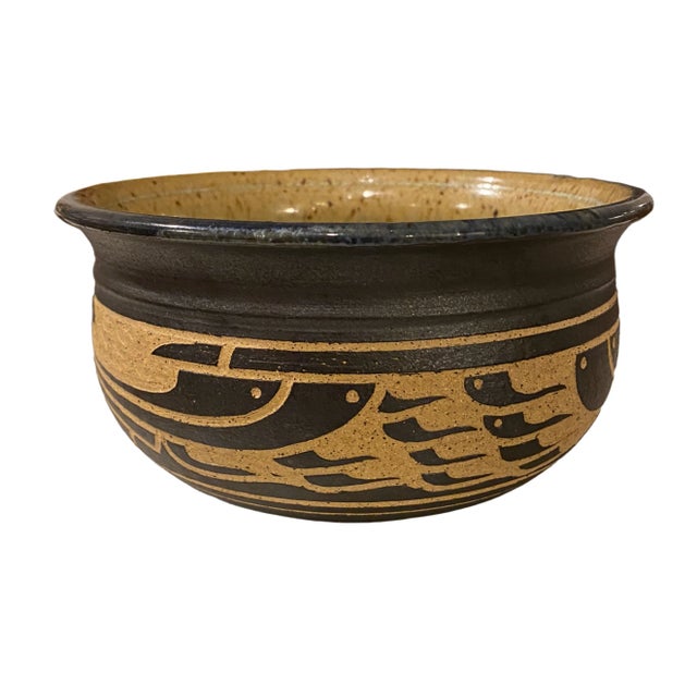 This striking sgraffito bowl by renowned potter Charles Smith beautifully exemplifies his Afrocentric and ceremonial...