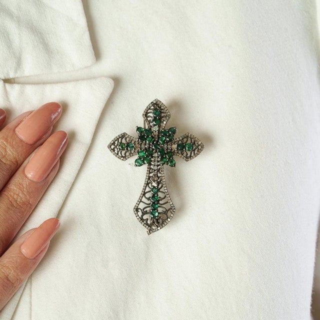 Art Deco Art Deco-Inspired Emerald Diamond Cross Brooch Cum Pendant- Best for Gifting For Sale - Image 3 of 14