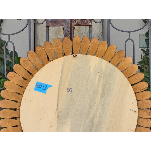 French Giltwood Feathered Round Mirror with Radiating Frame, French, 1920s For Sale - Image 3 of 12