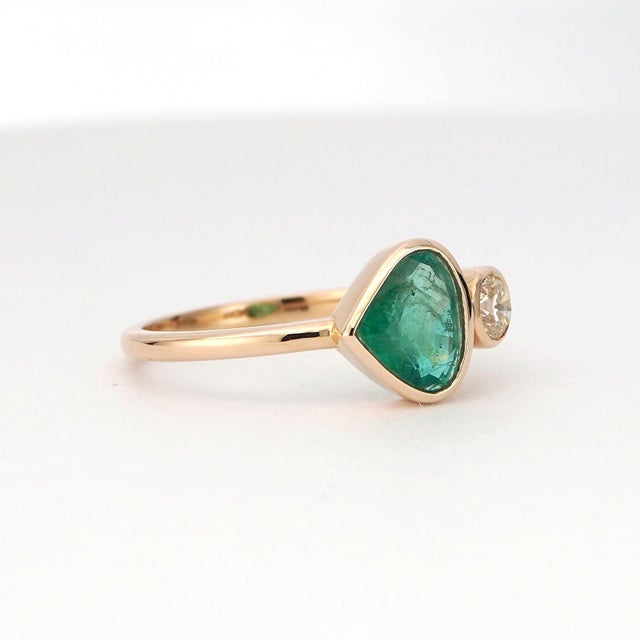 Discover the elegance of our exquisite ring. This captivating piece, designed in 14K yellow gold, features a harmonious...