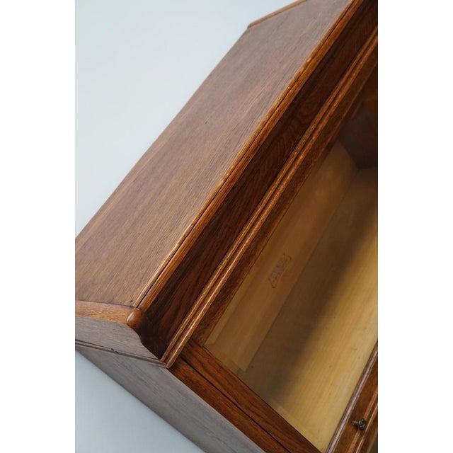 German Oak Bookcase with Folding Doors in style of Globe Wernicke, 1900s For Sale - Image 16 of 18