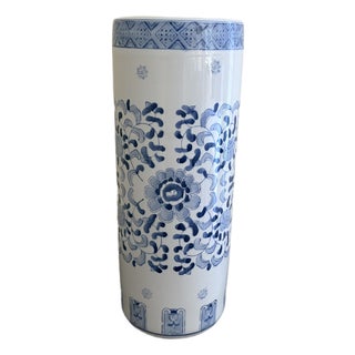 Vintage Chinoiserie Blue & White Porcelain Umbrella Stand With Floral Motif For Sale