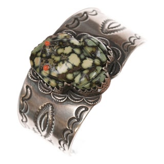 6 5/8" Lester Jackson Navajo Carved Variscite Frog Coral eyes Stamped silver cuff For Sale
