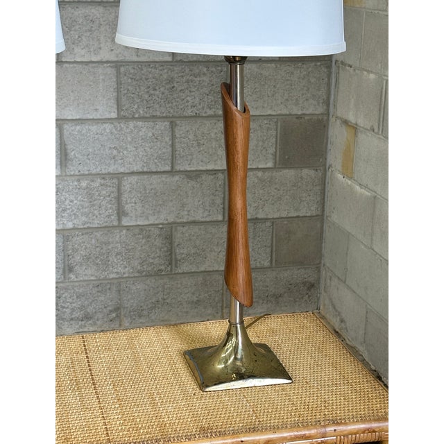 Laurel Lamp Company 1960s Mid-Century Modern Walnut and Brass Sculptural Lamps After Laurel - Pair For Sale - Image 4 of 12
