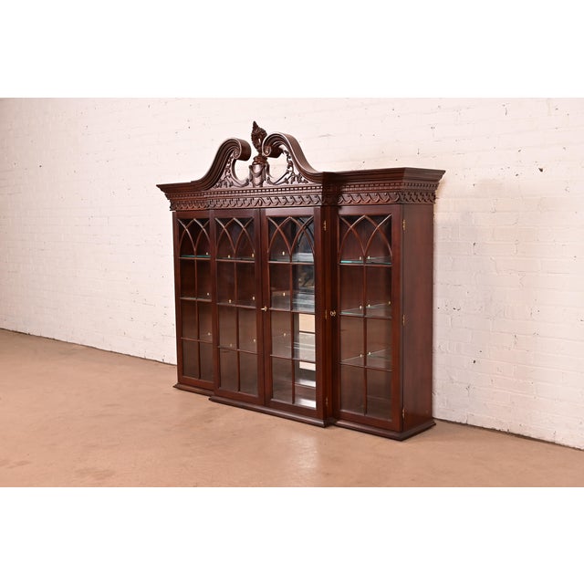 English Georgian Carved Mahogany Lighted Bookcase or Display Cabinet by Craftique For Sale - Image 3 of 15