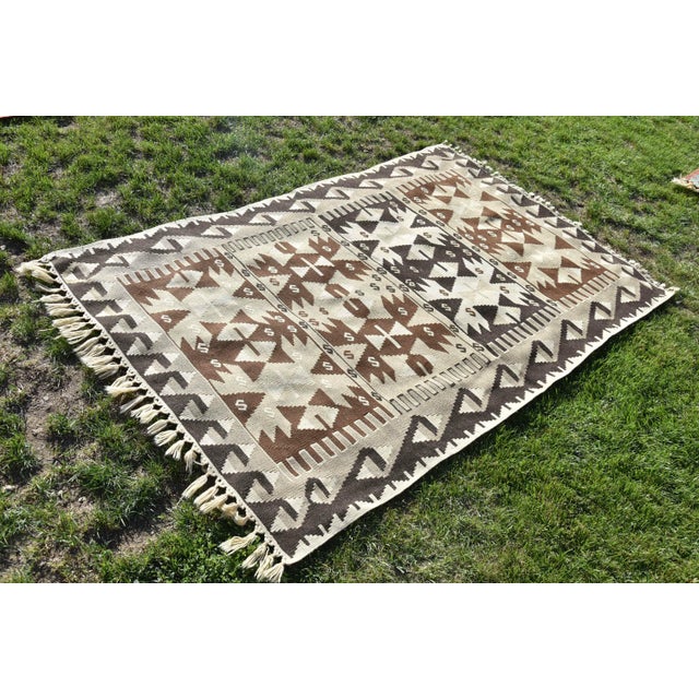 Textile 1980s Decorative Handwoven Oushak Boho Style Turkish Motif Kilim Rug For Sale - Image 7 of 9