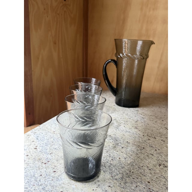 Mid-Century Modern Smoky Grey Woodgrain Bark Glass Pitcher and Tumbler Set, 1970, Set of 5 For Sale - Image 15 of 16