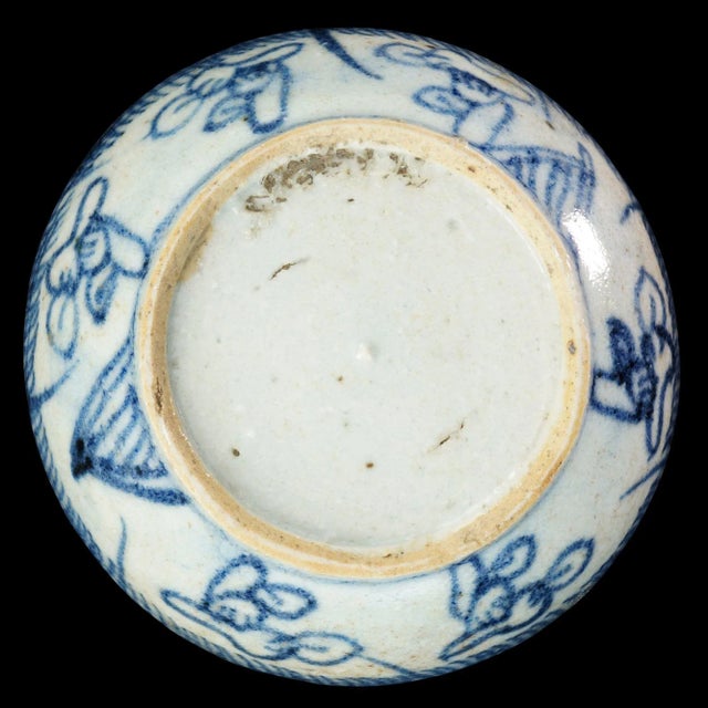C. 15th Century Chinese Early Ming Blue and White Lidded Box For Sale - Image 9 of 10