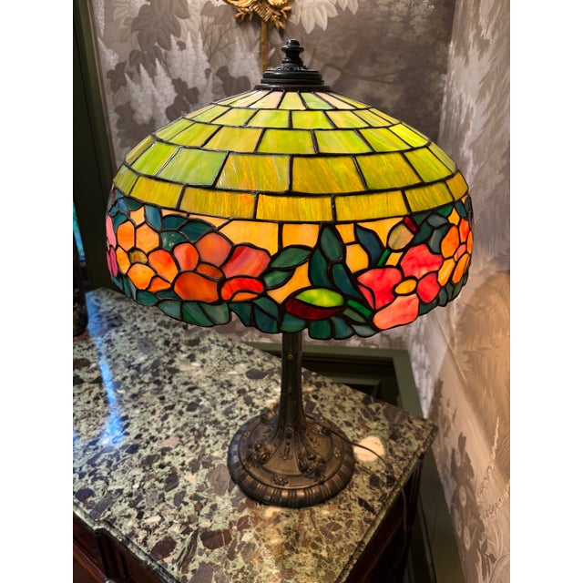 1910s Art Nouveau Wilkinson Co. Floral Stained Glass Table Lamp For Sale In Philadelphia - Image 6 of 11