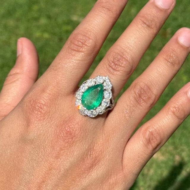 Chic 5.03ct Emerald and 1.99ct Diamond Pear Cocktail Ring in 18k White Gold Size 6.5 For Sale - Image 10 of 18