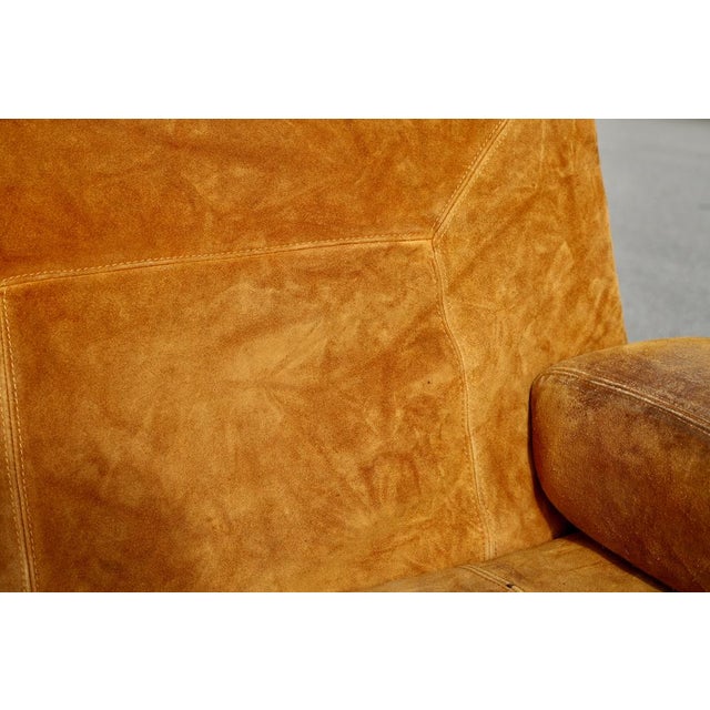 Suede and steel orange sofa. Circa 1970 Design Space Age. 2 -seater sofa. Leather presenting traces, tasks and scratches...